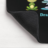 Subtile Political Humor Frog Dragonfly Yoga Mousepad (Ecke)