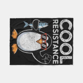 Subtiler kühler Widerstand Penguin Zölle Protest A Fleecedecke (Vorderseite (Horizontal))