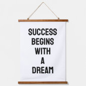 Success Begins with a Dream B&W Quote Wandteppich Mit Holzrahmen (Vorderseite)