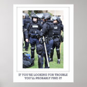 Suche nach Ärger - Polizei in Riot Gear Poster (Vorne)
