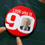 Suchen Sie nach der 90-Foto-Schaltfläche/Abzeichen Button<br><div class="desc">Feiern Sie einen 90. Geburtstag mit diesem lustigen Look, der 90 Foto hellrotes Abzeichen/Taste ist. Personalisieren Sie dieses Abzeichen mit einem Foto des Geburtstagsjungen oder -mädchens. Eine tolle Idee, um eine Geburtstagsfeier mit Spaß zu machen. Kann verwendet werden, um Fotos oder andere lustige oder peinliche Fotos über Ihren Geburtstag zeigen...</div>