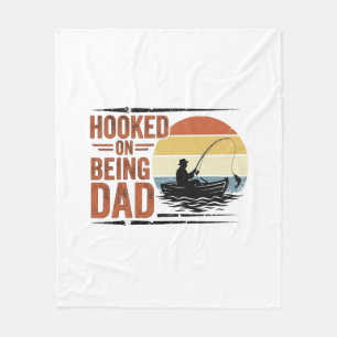 Süchtig Nach Dem Dad Vintage Fishing Shirt Design_ Fleecedecke