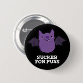 Sucker für Puns Funny Baby Bat Puff Dark BG Button (Vorne & Hinten)