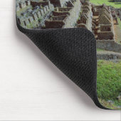 Südamerika, Peru. Eine Lama-Erholung auf einem Hüg Mousepad (Ecke)