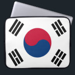 Südkoreaflagge Laptopschutzhülle<br><div class="desc">Die südkoreanische Flagge ist ein weißes Feld, in der Mitte ein Emblem und vier Trigramm auf jeder Ecke der Flagge. Die verwendeten Farben in der Flagge sind blau, rot, weiß, schwarz. Der Anteil der südkoreanischen Flagge beträgt 3:2. Die Flagge Südkoreas wurde 1883 adoptiert. Die erste Verwendung des aktuellen Flagdesigns erfolgte...</div>