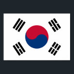 Südkoreaflagge Poster<br><div class="desc">Die südkoreanische Flagge ist ein weißes Feld, in der Mitte ein Emblem und vier Trigramm auf jeder Ecke der Flagge. Die verwendeten Farben in der Flagge sind blau, rot, weiß, schwarz. Der Anteil der südkoreanischen Flagge beträgt 3:2. Die Flagge Südkoreas wurde 1883 adoptiert. Die erste Verwendung des aktuellen Flagdesigns erfolgte...</div>