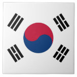 Südkoreanische Flag Tile Fliese<br><div class="desc">Verbessern Sie Ihren Lebensraum mit unserer markanten Kachel mit der Flagge Südkoreas! Diese Kachel ist mit viel Liebe zum Detail gestaltet und zeigt stolz die ikonische Taegukgi, die Nationalflagge Südkoreas. Die Fahne hat einen weißen Hintergrund mit einem zentralen roten und blauen Taegeuk Symbol, das Balance und Harmonie darstellt. Um den...</div>