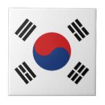 Südkoreanische Keramik Fliese<br><div class="desc">Dieses Design besteht aus der südkoreanischen Flagge geschickt umgestaltet,  um die quadratische Kachelfläche zu bilden. Ein dekorativer und nützlicher Artikel,  der ein perfektes Geschenk für diejenigen,  die sich an Südkorea erinnern möchten.</div>
