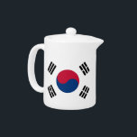 Südkoreanischer Flaggenteapot<br><div class="desc">Fügen Sie Ihrer Teezeit eine Touch südkoreanischen Stolzes hinzu mit unserem exklusiven Teekessel mit der Flagge Südkoreas! Dieser Teekessel, der mit viel Liebe zum Detail gestaltet wurde, ist mehr als nur ein funktioneller Gegenstand, er ist ein Feier des südkoreanischen Erbes und kulturellen Stolzes. Das lebendige Design zeigt die berühmte südkoreanische...</div>