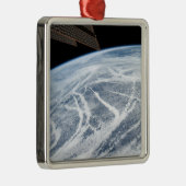 Südlich der Aleutianischen Inseln herrschen Wolken Ornament Aus Metall (Rechts)