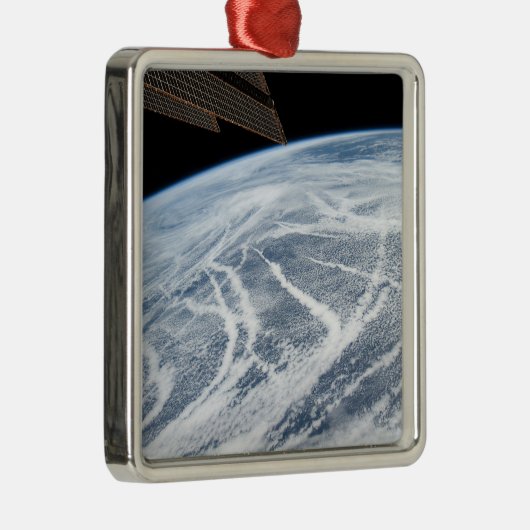 Südlich der Aleutianischen Inseln herrschen Wolken Ornament Aus Metall (Rechts)