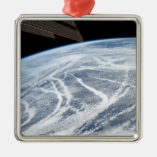 Südlich der Aleutianischen Inseln herrschen Wolken Ornament Aus Metall (Vorne)