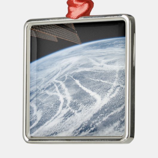 Südlich der Aleutianischen Inseln herrschen Wolken Ornament Aus Metall (Links)