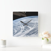 Südlich der Aleutianischen Inseln herrschen Wolken Quadratische Wanduhr (Zuhause)