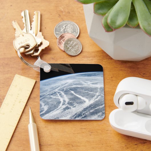 Südlich der Aleutianischen Inseln herrschen Wolken Schlüsselanhänger (Schreibtisch)