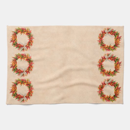 Südwest Chile Ristra Wreath auf Adobe Wall Geschirrtuch (Horizontal)