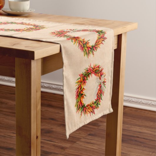 Südwest Chile Ristra Wreath auf Adobe Wall Großer Tischläufer (Beispiel)