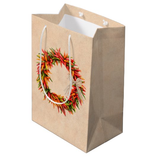 Südwest Chile Ristra Wreath auf Adobe Wall Mittlere Geschenktüte (Rückseite Schrägansicht)