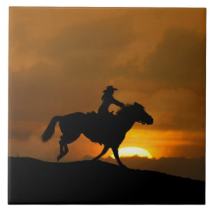 Südwestliches Cowgirl Galloping Pferd in Sunset Fliese