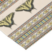 Südwestliches Gelbes Frack Butterfly Medium Tischdecke (Schrägansicht)