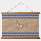 Südwestpronghorn Running Antelope Blue Border Wandteppich Mit Holzrahmen (Vorne)