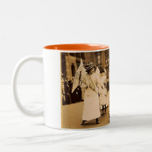 Suffragist-Parade-Tasse Zweifarbige Tasse