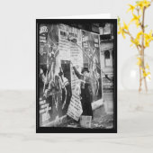 Suffragisten stellen Rechnungen für Frauen auf Karte (Gelbe Blume)