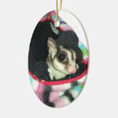 Sugar Glider mit einem Hut Keramikornament (Links)