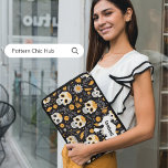 Sugar Skull Gothic Moderne Coole Personalisiert Laptopschutzhülle<br><div class="desc">Schützen Sie Ihr Notebook mit Stil mit unserem Personalisierten Sugar Skull Laptop Sleeve. Dieses gotisch inspiriert Design verbindet Vintagen Charme mit moderner Mode und ist somit das perfekte Accessoire für jeden, der eine coole und farbenfrohe Touch zu Halloween und darüber hinaus sucht. ***Hinweis: Die Personalisierungsoptionen sind verfügbar; Design/Textur/Größe kann leicht...</div>