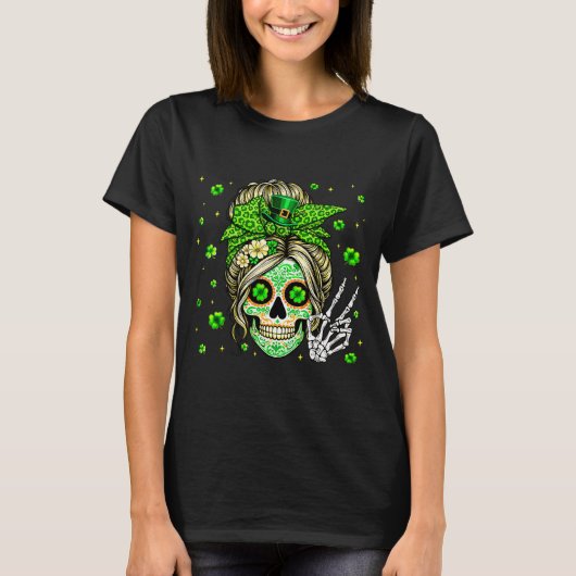 Sugar skull messy bun leopard shamrock st patricks T-Shirt (Vorderseite)