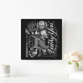 Suicide Squad | Harley Quinn Typography Photo Quadratische Wanduhr (Zuhause)