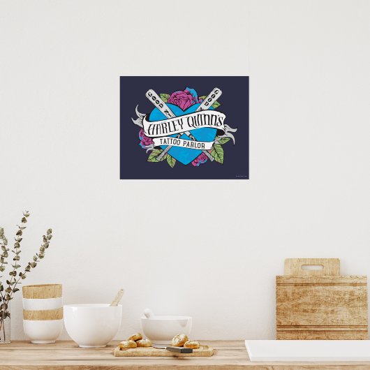 Suicide Squad | Harley Quinns Tattoo Parlor Herz Poster (Küche)