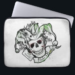 Suicide Squad | Joker Skull "All in" Tattoo Art Laptopschutzhülle<br><div class="desc">Karo aus dieser Tätowierung Kunst inspiriert Joker-Grafik,  mit einem Schädel mit Jester-Kappe und einem Joker Spielkarte. Die Worte "All In" werden unter dem Schädel auf einem Banner geschrieben,  um das Poker-Thema abzuschließen.</div>