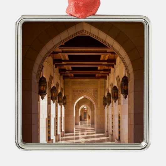 Sultan Qaboos Grand Moschee in Muscat, Oman Ornament Aus Metall (Vorne)