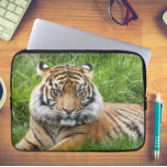 Sumatran Tiger Wildlife Foto Laptopschutzhülle<br><div class="desc">Schützen Sie Ihren Laptop mit diesem Reißverschluss,  der das Foto eines wunderschönen Sumatran Tiger,  einer gefährdeten Tierart,  enthält. Der Ärmelrücken ist schwarz. Wählen Sie Ihre Laptop-Hülle aus.</div>