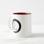 Sumi Kreis mit Ruhe-Kalligraphie Zweifarbige Tasse (Vorderseite Links)