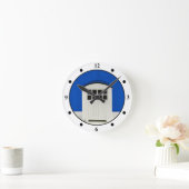 Summer Beach Hütte in Blau und Weiß Runde Wanduhr (Zuhause)