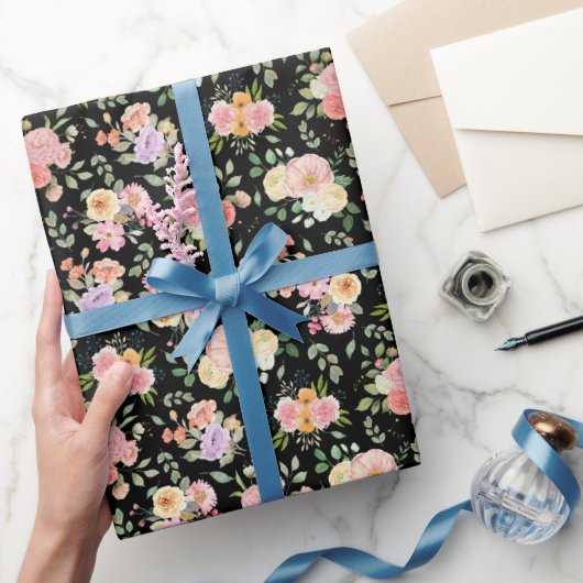 Summer Boho Floral auf Black Geschenkpapier (Schenken)