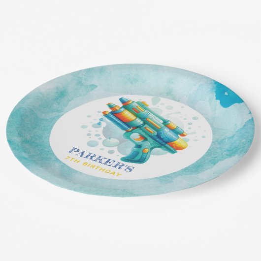 Summer Boy Birthday Water Gun Custom Pappteller (Schrägansicht)