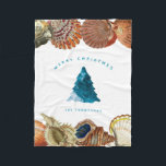 Summer Christmas Beach Seashell Individuelle Name Fleecedecke<br><div class="desc">Ein einzigartiges Weihnachtsdesign an der Sommerküste,  bei dem Strandwellen zum Füllen des Weihnachtsbaumes und der Muscheln als Grenze verwendet werden. Ideal für Weihnachtsgeschenke und Dekoration. Passen Sie die Weihnachtsdecke mit Ihrem Text an und machen Sie es zu Ihrem eigenen.</div>