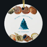 Summer Christmas Beach Seashell Individuelle Name Keramik Ornament<br><div class="desc">Ein einzigartiges Sommer Weihnachtsdesign mit Strandwellen für die Fülle des Weihnachtsbaumes und Seashells als Grenze. Ideal für Weihnachtsgeschenke und Dekoration. Passen Sie den Weihnachtsschmuck mit Ihrem Text an und machen Sie ihn zu Ihrem eigenen.</div>