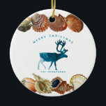 Summer Christmas Beach Seashell Reindeer Keramik Ornament<br><div class="desc">Ein einzigartiges Sommer Weihnachtsdesign mit Strandwellen für die Fülle der Rentier und Seashells als Grenze. Ideal für Weihnachtsgeschenke und Dekoration. Passen Sie den Weihnachtsschmuck mit Ihrem Text an und machen Sie ihn zu Ihrem eigenen.</div>