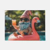 Summer Gnome in Sonnenbrille auf Flamingo Float Fußmatte (Vorderseite)