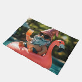 Summer Gnome in Sonnenbrille auf Flamingo Float Fußmatte (Schrägansicht)