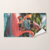 Summer Gnome in Sonnenbrille auf Flamingo Float Handtuch (Handtuch)