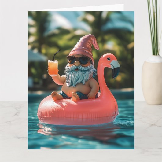 Summer Gnome in Sonnenbrille auf Flamingo Float Karte (Vorderseite)