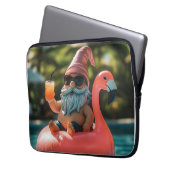 Summer Gnome in Sonnenbrille auf Flamingo Float Laptopschutzhülle (Vorderseite Links)