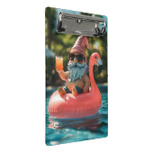 Summer Gnome in Sonnenbrille auf Flamingo Float Mini Klemmbrett (Schrägansicht)