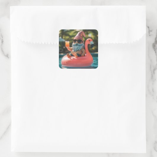 Summer Gnome in Sonnenbrille auf Flamingo Float Quadratischer Aufkleber (Tasche)