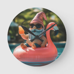 Summer Gnome in Sonnenbrille auf Flamingo Float Runde Wanduhr